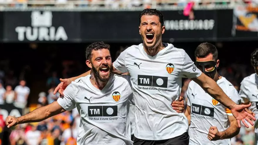 El latigazo de Guido Rodríguez abrió la lata en Mestalla