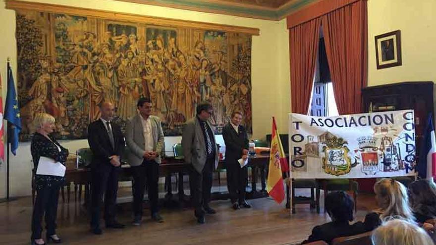 Encuentro de las autoridades de Toro y Condom en el Ayuntamiento de la ciudad.