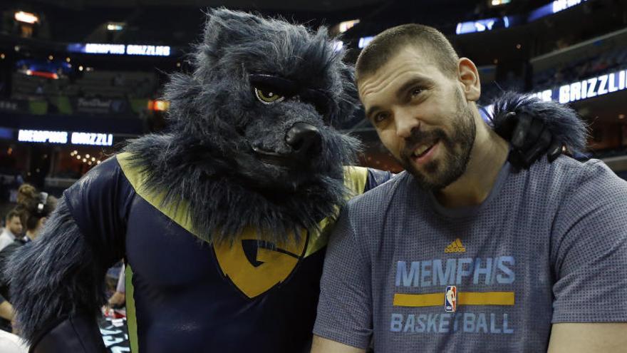 Marc Gasol con la mascota de los Grizzlies de Memphis.