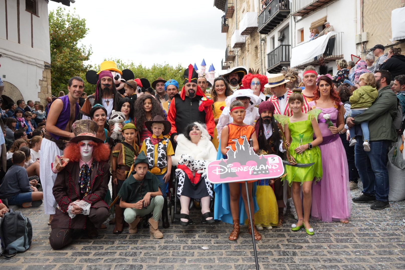 Batalla de confeti y desfile de carrozas en el Anunci de Morella