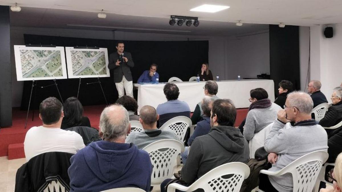 Reunión del conseller con los vecinos de la zona.