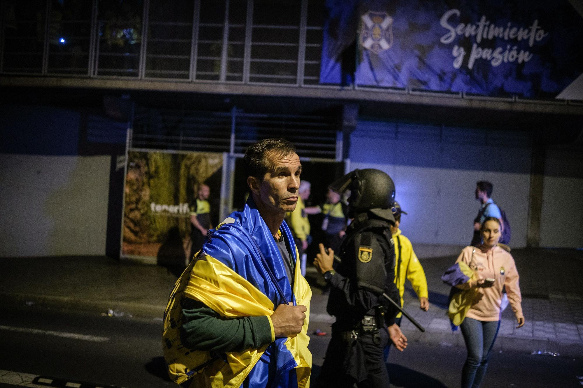 Ambiente e incidentes de la afición de la UD Las Palmas antes de llegar al Heliodoro