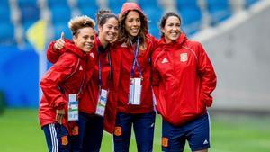 Las internacionales españolas Amanda Sampedro, Marta Torrejon, Lola Gallardo y Silvia Meseguer posan antes de un partido del Mundial de Francia.