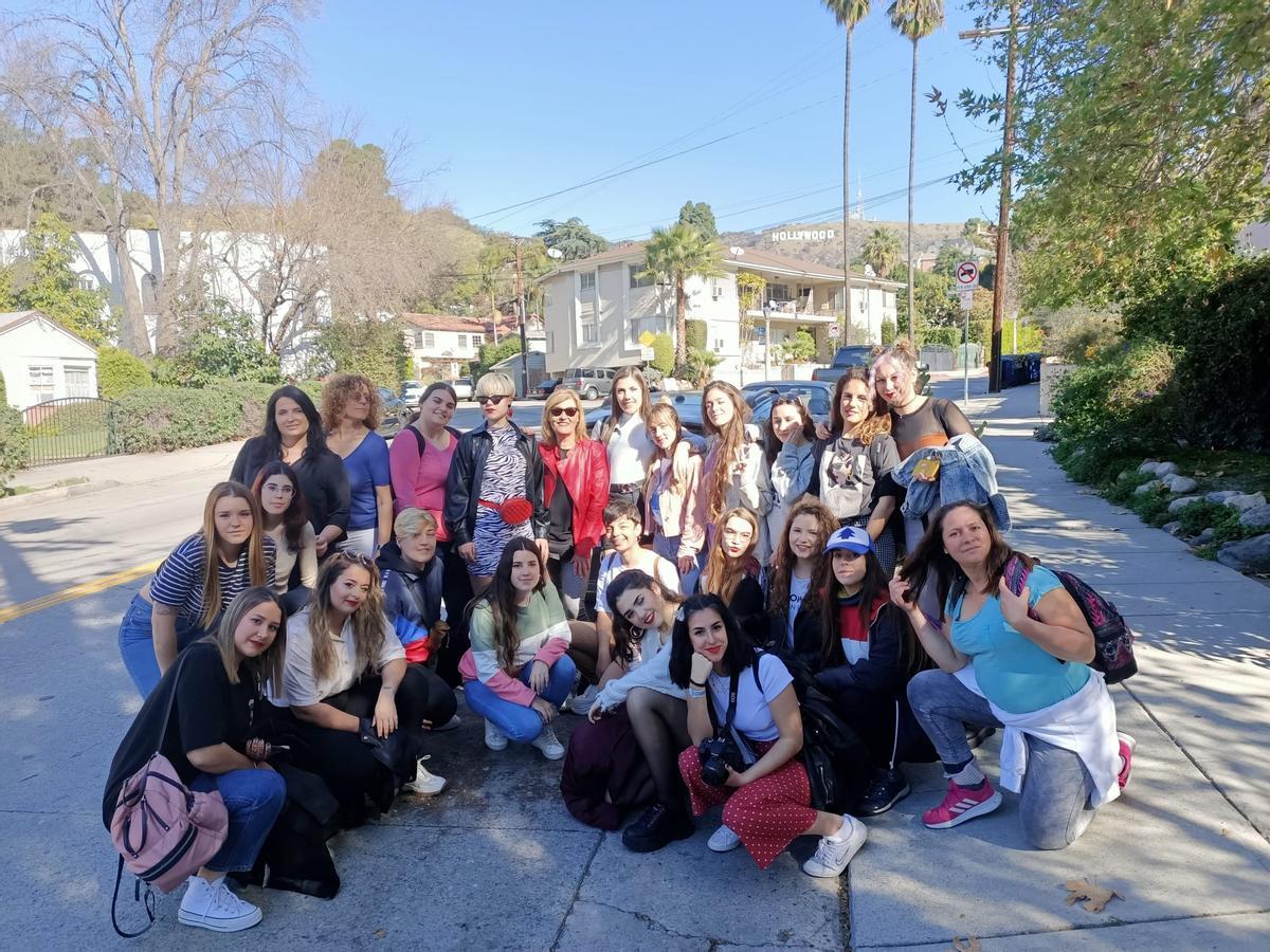 La docente malagueña Patricia Santos con alumnas en Hollywood.