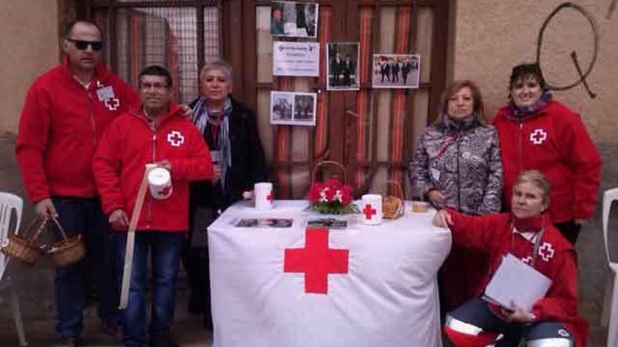 Responsables y voluntarios de Cruz Roja posan en una mesa petitoria instalada en Tablarredonda.