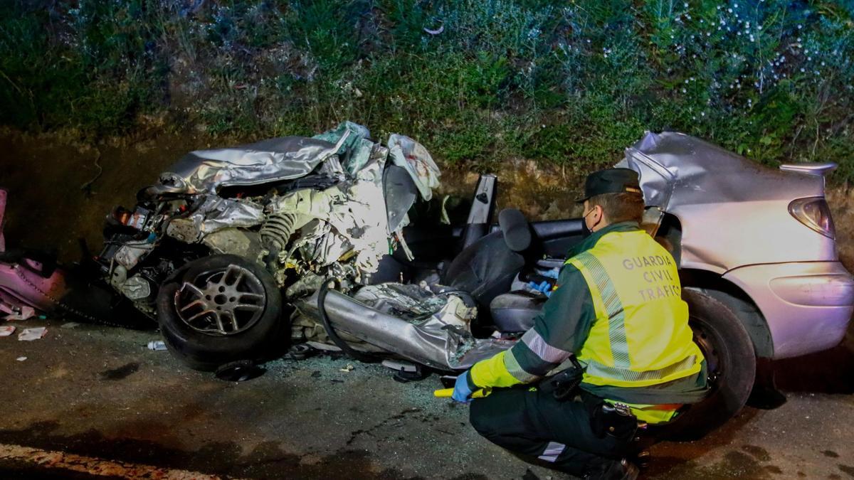 Un brutal accidente de tráfico en Pontevedra deja 3 jóvenes muertos.