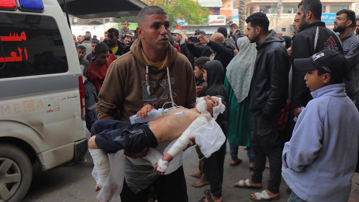 Un niño palestino herido por los bombardeos israelíes es trasladado a un hospital de Gaza.