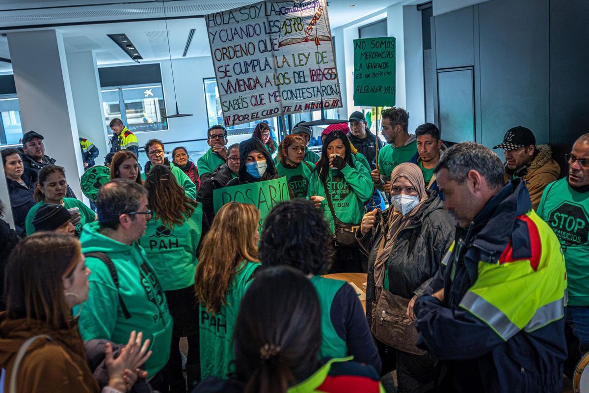 Acción de la Pah  para reclamar alquileres sociales para Djamila y Rosario