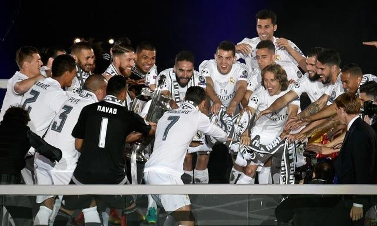 Los jugadores celebran la undécima en el Bernabéu