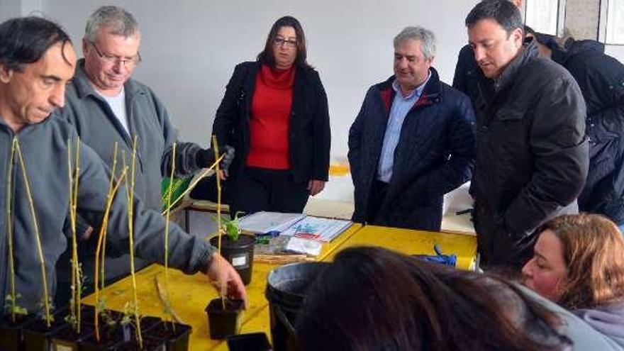 Visita al espacio rehabilitado en O Capelos.