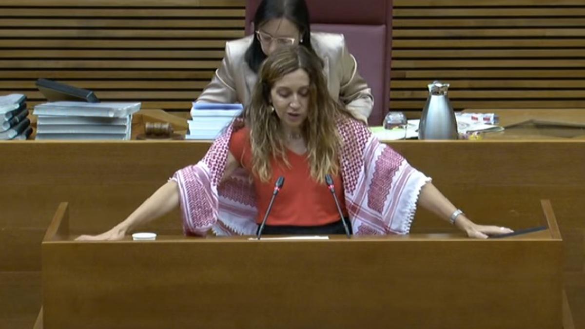 Isaura Navarro interviene con su palestina sobre los hombros en las Corts.