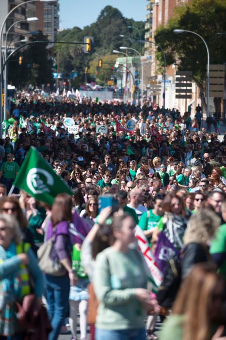 Al son de tambores, silbatos y una singular gaita, los congregantes han caminado juntos por las calles del centro de la ciudad por una causa común, la defensa de la educación