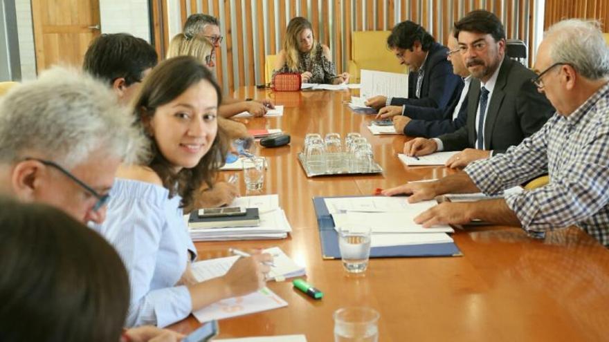 Un momento de la comisión de Presidencia, con Nerea Belmonte al fondo