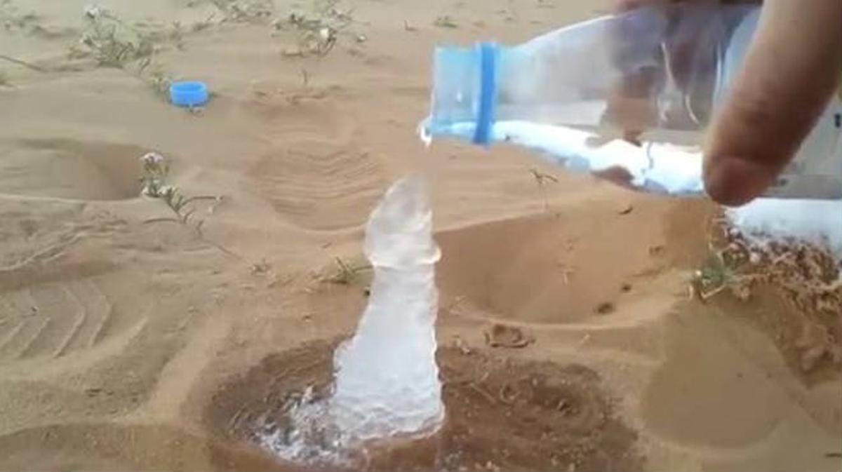 El agua se convierte en hielo cuando cae sobre la arena caliente.
