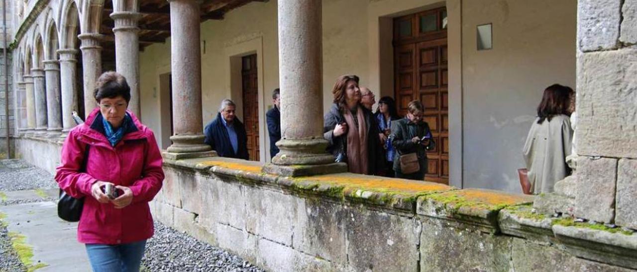 Turistas en el claustro del monasterio de Valdediós.