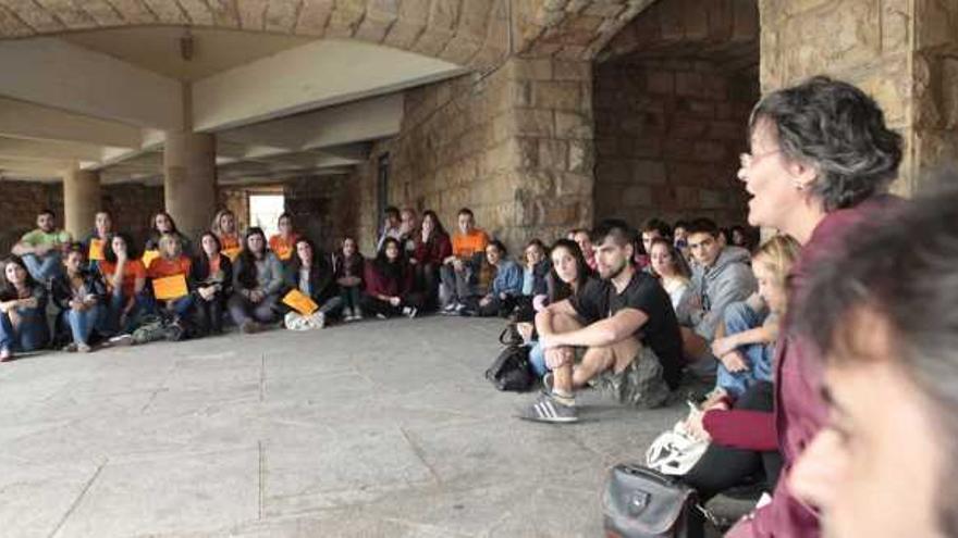 Consuelo Rodríguez, dirigiéndose, ayer, a un grupo de alumnos de Trabajo Social en el patio de la Laboral.