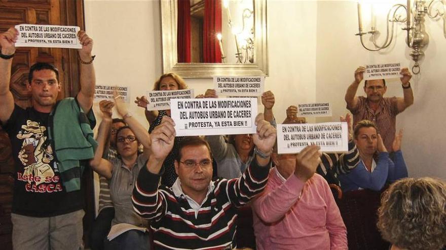 El Ayuntamiento de Cáceres mantiene los cambios en el autobús hasta que Subus dé otras opciones