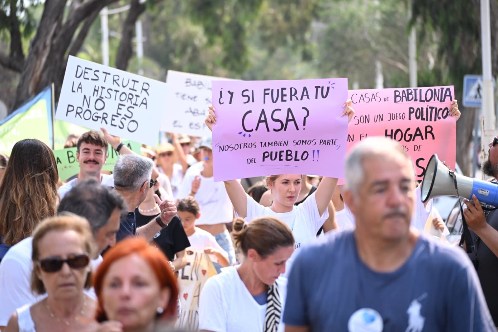 Protesta contra el derribo de las casas de la playa de Babilonia en Guardamar del Segura
