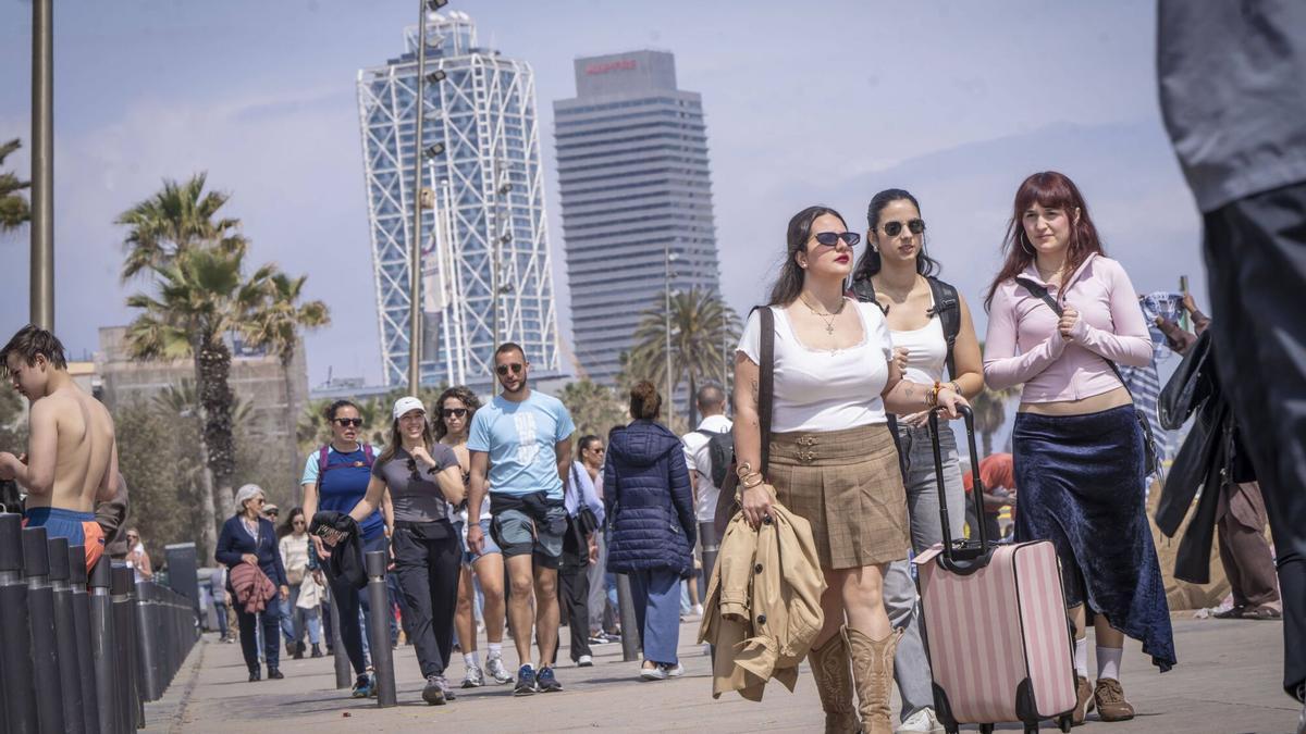 Grupos de turistas por el paseo marítimo de Barcelona el pasado Domingo de Ramos