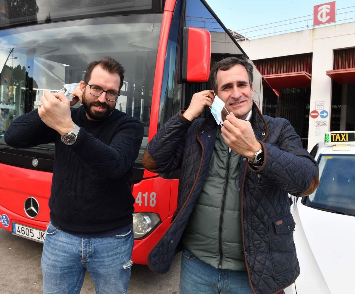 Alberto Couselo y Ricardo Villamisar, ayer, delante del bus y del taxi, en las cocheras de Tranvías. | // V. ECHAVE