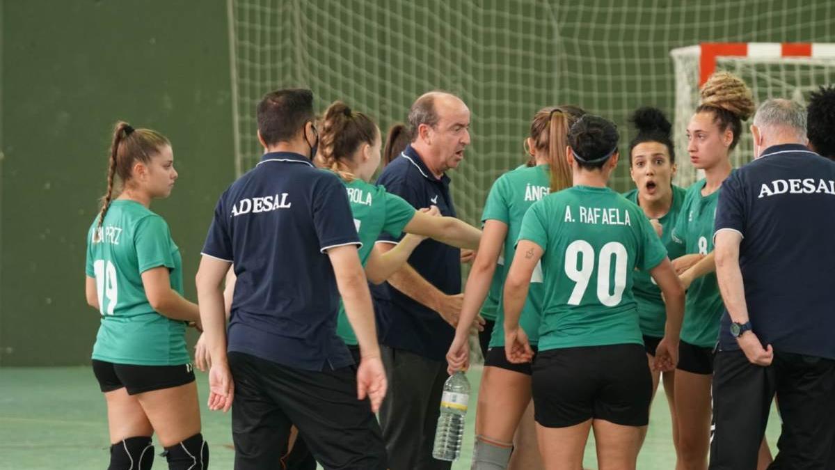 Rafa Moreno, técnico del Itea, da instrucciones en un tiempo muerto.