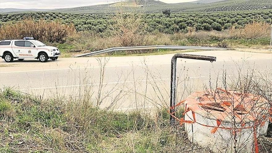 Protección Civil precinta pozos peligrosos junto a la Vía Verde