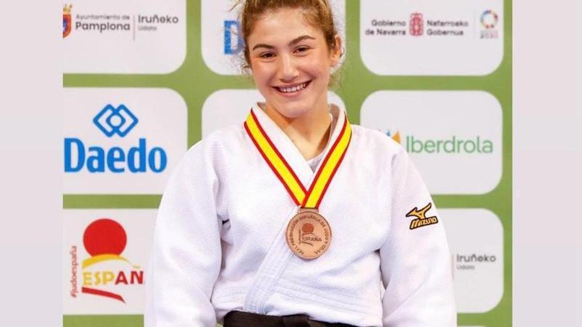 Aitana Fernández Herrera, con su medalla de bronce