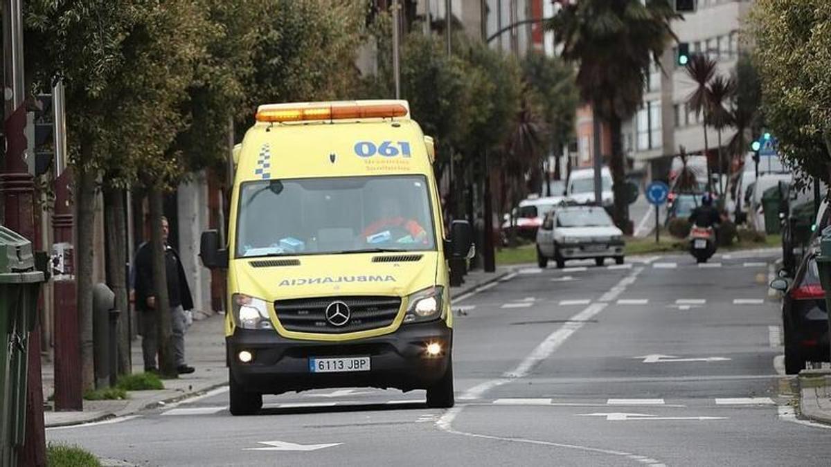 Imagen de una ambulancia del 061 en una calle de Vigo.
