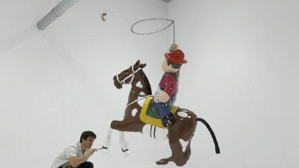 El artista Jaime Urdiales trabajando en la escultura