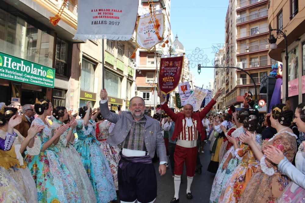 Recogida de premios de las comisiones falleras