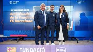 Laporta, Xavi y Marta Segú, directora general de la Fundación del club azulgrana.