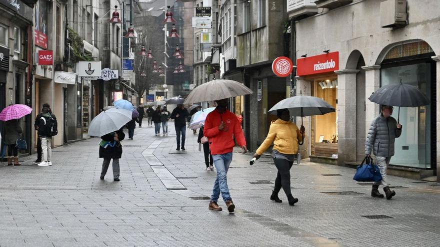 Población caminando por el centro de Pontevedra.