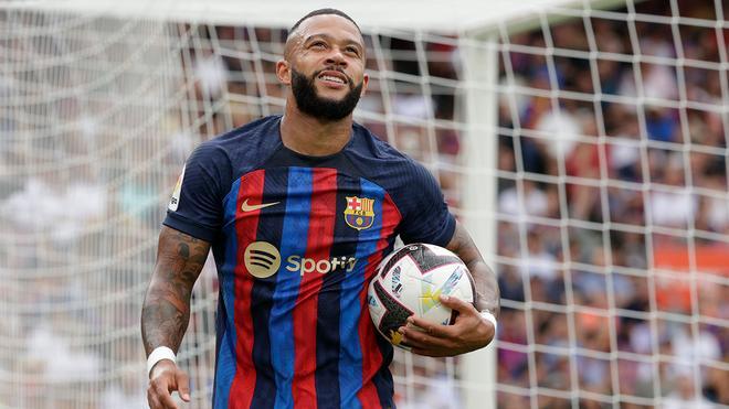 El club blaugrana está meditando avanzar la marcha de Memphis tras el Mundial por su ostracismo en este primer tramo de temporada