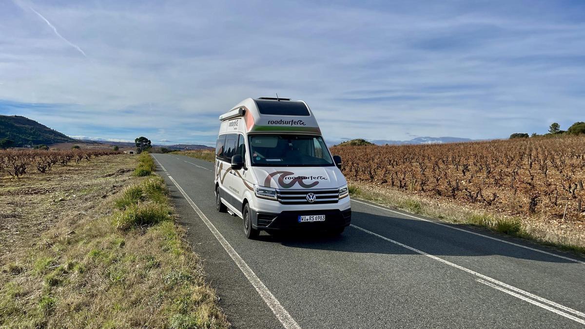 Carreteras con viñedos durante el viaje en camper por La Rioja