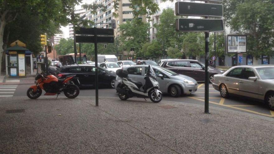 Atascos en paseo Pamplona y plaza Paraíso por el mantenimiento de los semáforos