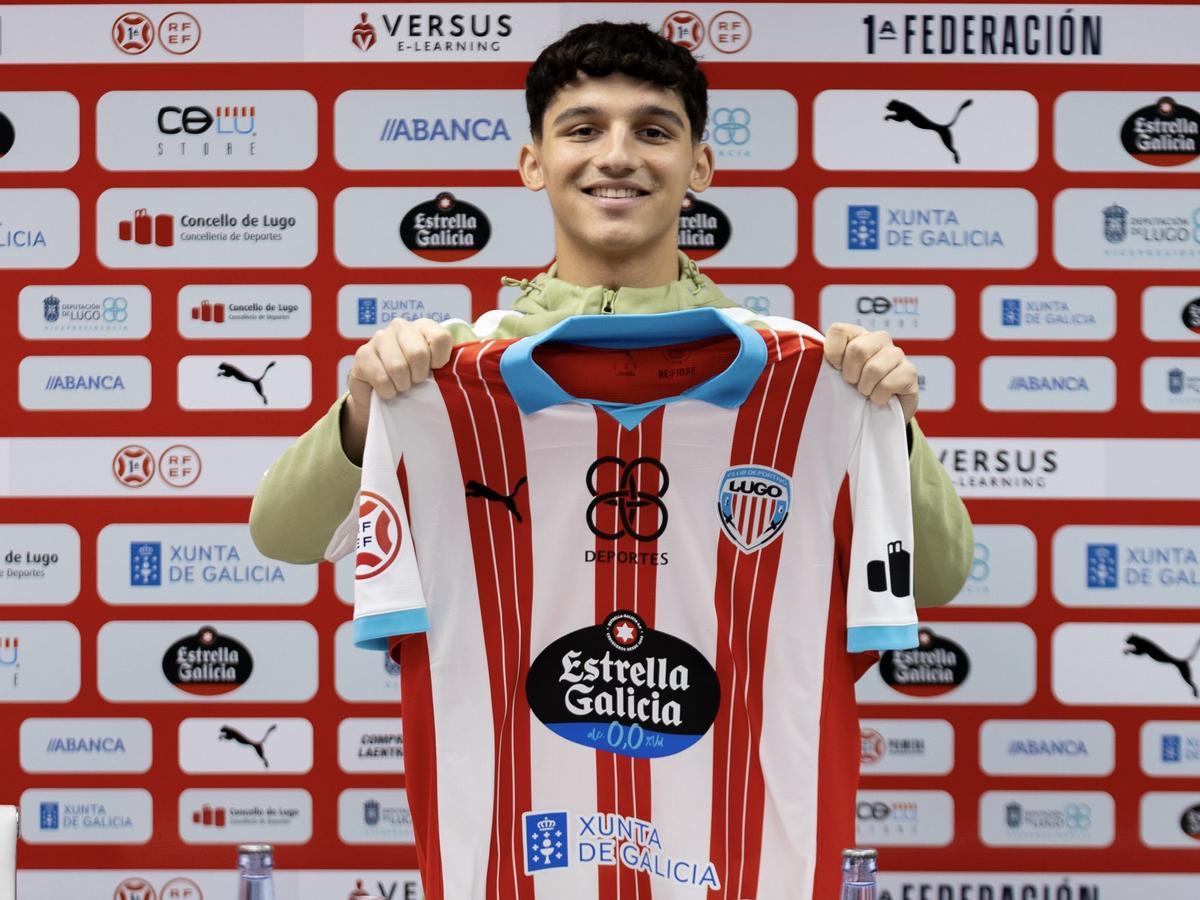 Gabriel Costa, futbolista del Lugo, protagoniza una escena viral en rueda de prensa