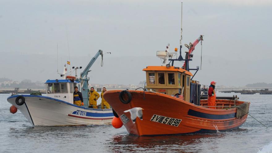 Reflotan el barco de la volandeira que se hundió frente a la costa de A Pobra