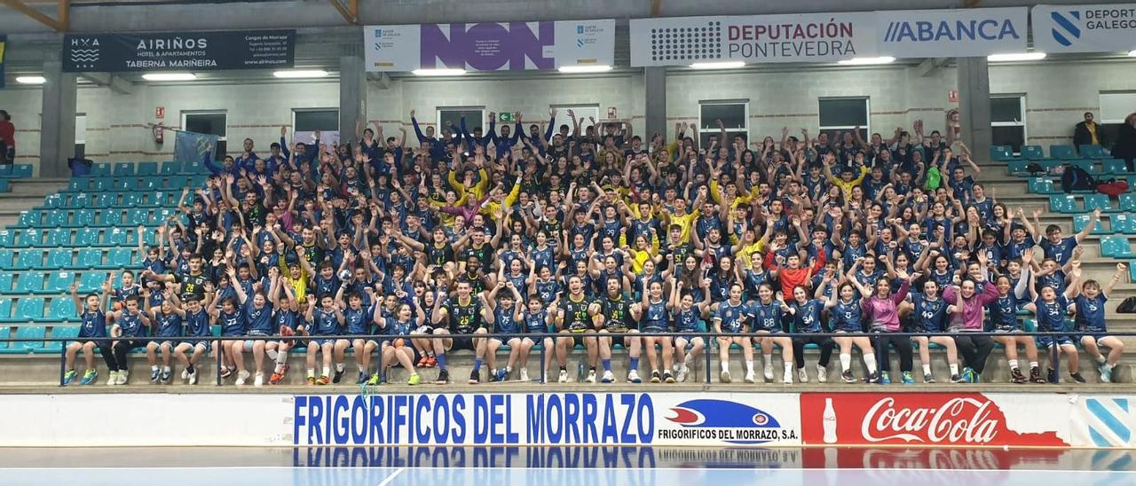 Todos los equipos del Balonmán Cangas-Frigoríficos del Morrazo y del Luceros se reunieron ayer en O Gatañal para una chocolatada.