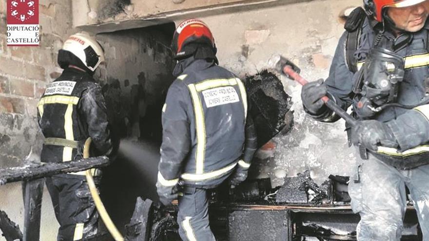 El incendio en una vivienda obliga al desalojo de una finca de Vila-real