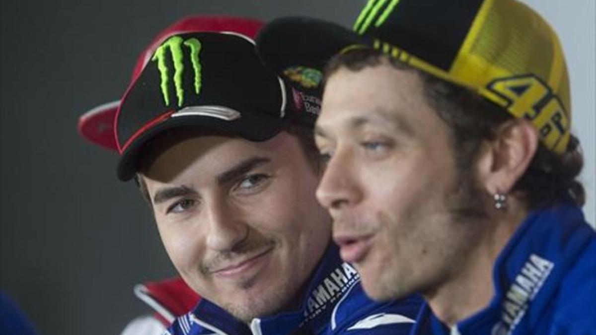 Lorenzo mira divertido a Rossi en una rueda de prensa del GP de Japón.