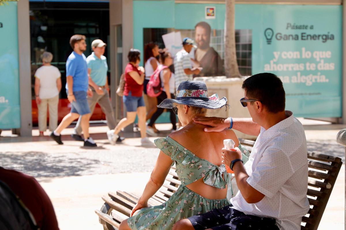 Las playas de València se llenan ante la llegada inminente de una nueva ola de calor