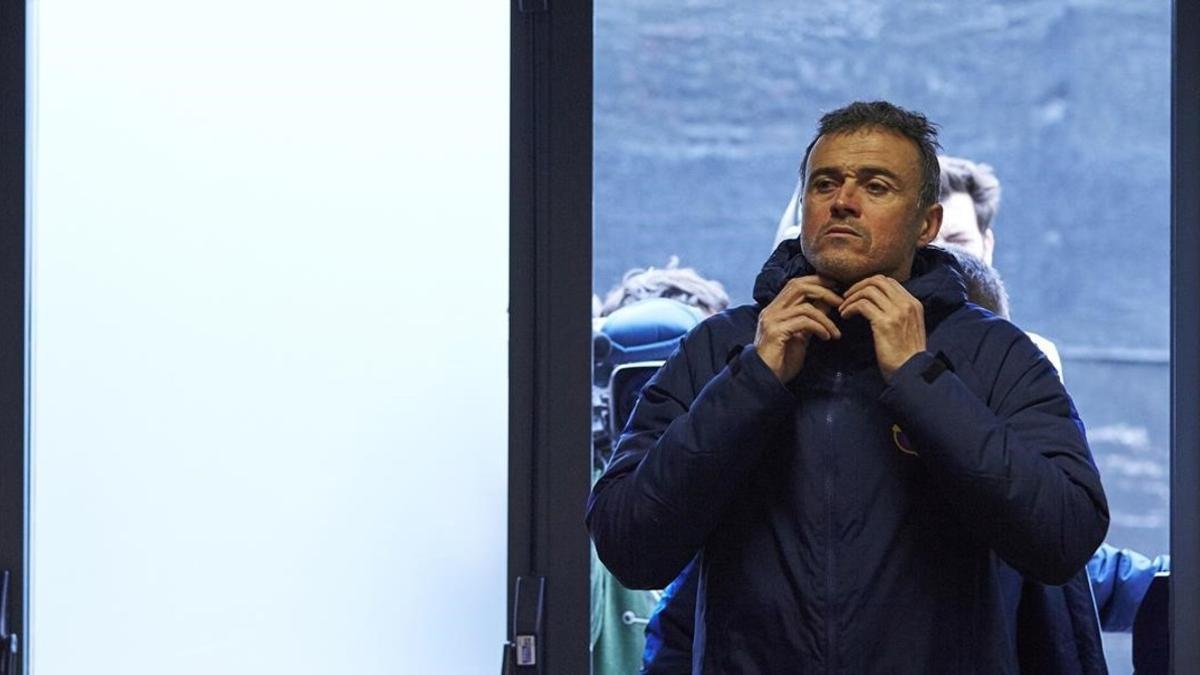 Luis Enrique entra a la sala de prensa de sant Joan Despí tras el entrenamiento de este sábado.