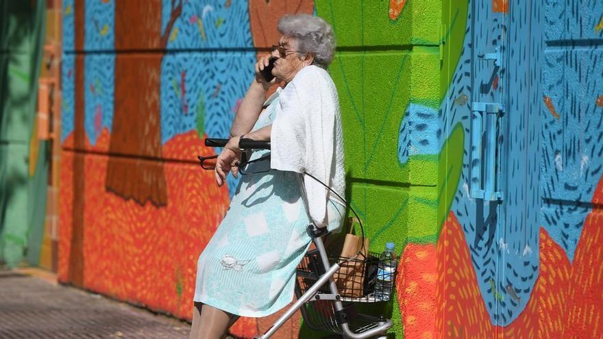 Una mujer habla por teléfono.