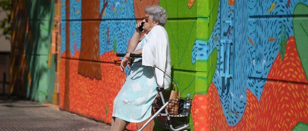 Una mujer habla por teléfono.