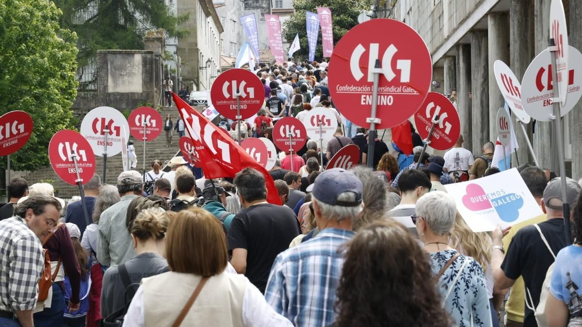 Miles de personas toman as rúas de Santiago en defensa do galego