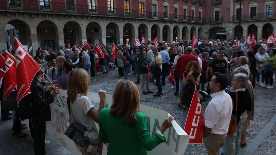Asistentes a la concentración de ayer en la plaza Mayor de Gijón. | Juan Plaza