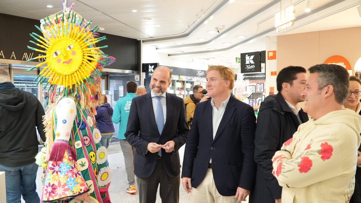 Fotogalería | Las comparsas lucen sus trajes este lunes como maniquíes vivientes