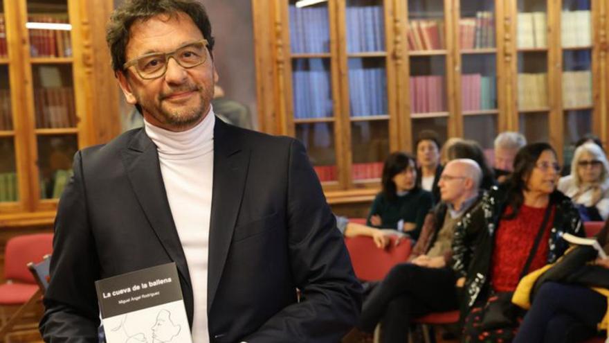 Miguel Ángel Rodríguez presenta su segunda novela, “La cueva de la ballena”, en la EMAO