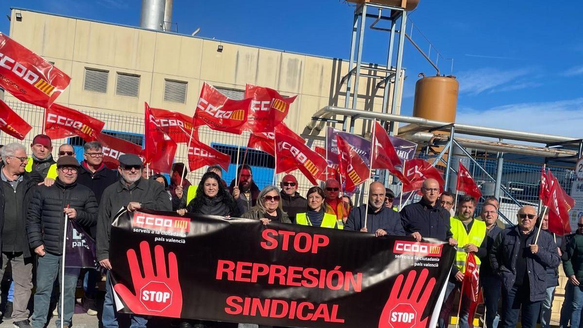 Sindicalistas de CC OO, ayer, en la protesta ante la fábrica de Amcor.