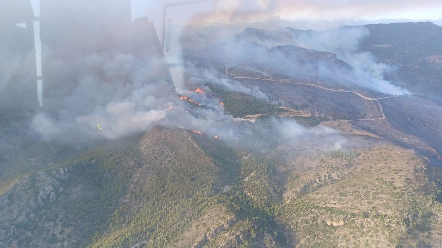 El fuego gana terreno y obliga a desplegar a la UME en el incendio de Calles